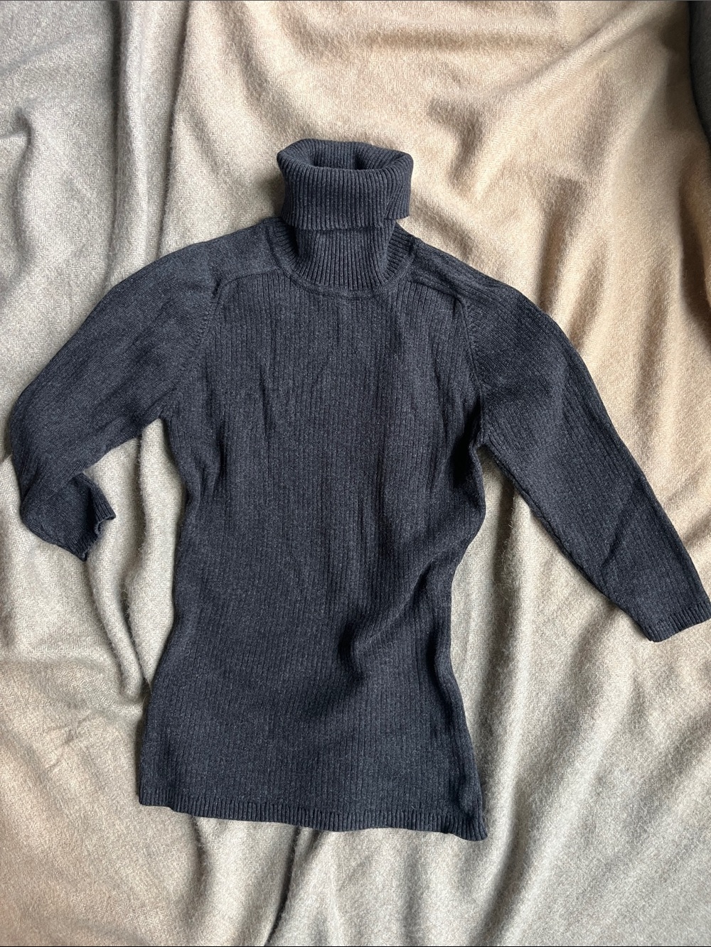 Jacob Ribbed Turtleneck Sweater in Gray Medium Like New